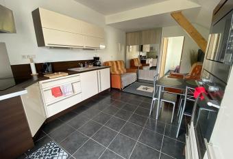 Appartement l   Aixquis chaleureux et moderne allows 18 year olds to book a room