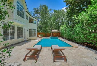 Woodlands Contemporary 4BR3Bath with heated Pool and Spa has rooms with a private hot tub