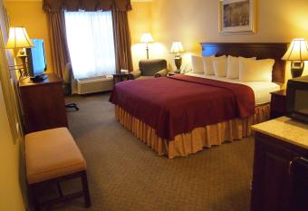 Best Western Penn-Ohio Inn & Suites has rooms with a private hot tub