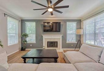 Woodlands Grand 3br Cozy House has rooms with a private hot tub