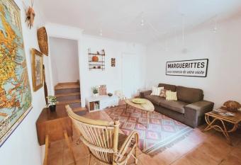 La Planque/Terrasse - entre N  mes/Pont du Gard has Balcony rooms