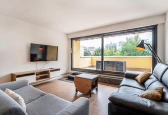 Chez Louise has Balcony rooms