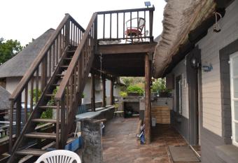 3 Anchors Aweigh has Balcony rooms