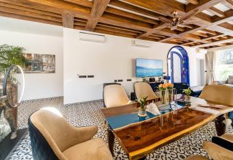 Lux Villa with Pool, Outdoor Cinema, Vespas & Jeep allows 18 year olds to book a room