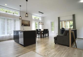 Cottage le Cerf (modern, spa, BBQ, acc  s lac Lili) has rooms with a private hot tub