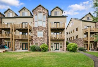 Dream Mountain & Lake Gateway l Timberline by Stay has rooms with a private hot tub