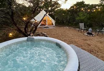 The Juniper Ranch and Retreat has rooms with a private hot tub