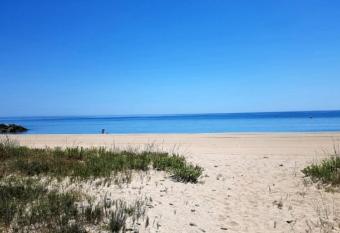 Rez-de-jardin Cosy    100m de la plage has Balcony rooms