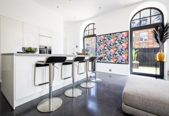 White Castle Brussels South Charleroi Airport has rooms with a private hot tub