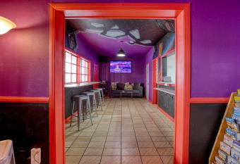 Sin City Hostel has Balcony rooms