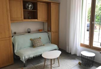 Joli studio, plain-pied, calme, proche centre allows 18 year olds to book a room