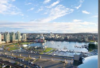 DOWNTOWN+Amazing View+2BD/2BA Free Parking has rooms with a private hot tub