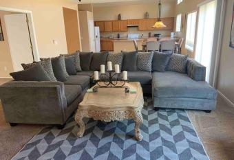 Bella Oasis Family Retreat has rooms with a private hot tub