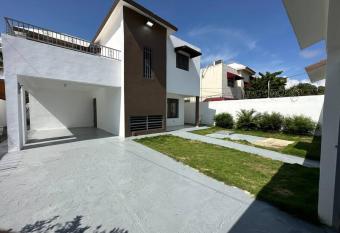   Casa a 12 Mints del aeropuerto! allows 18 year olds to book a room