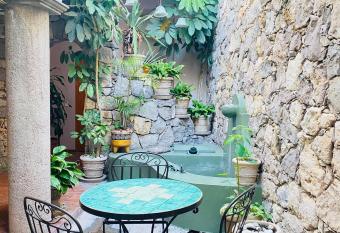 Hotel Antigua Casa de Piedra has rooms with a private hot tub