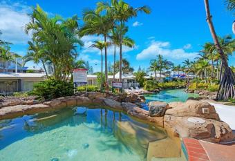 Alex Heads Beachfront Resort 2 bedroom apartment has rooms with a private hot tub