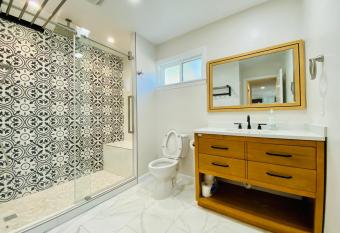 Modern New Remodel home 3B2B Free Parking/Laundry allows 18 year olds to book a room