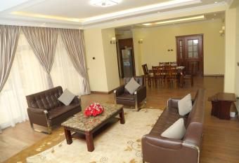 Bole PentHouse with FREE car and Driver has rooms with a private hot tub