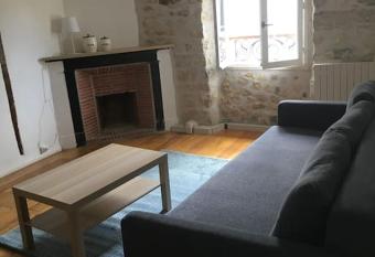 Apartment 3 bedrooms 5 min from the Castle allows 18 year olds to book a room