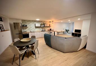 La Perla has rooms with a private hot tub