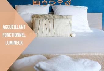 L   toile     Spacieux     Stationnement facile has Balcony rooms