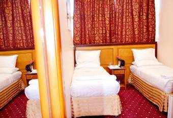 Anwar Al Deafah Hotel has rooms with a private hot tub