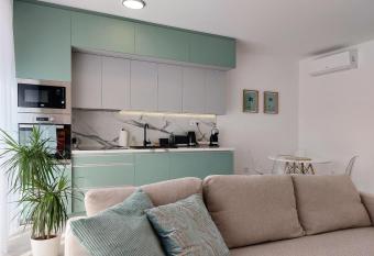 Linden Apartman Sunset 001 has Balcony rooms