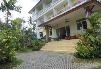 Choengmon Residence allows 18 year olds to book a room