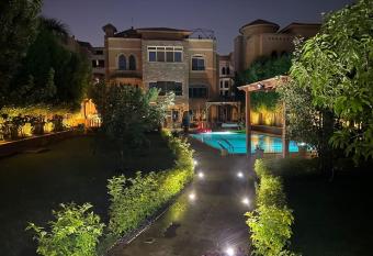 Villa de Luxe Vue Pyramides has rooms with a private hot tub