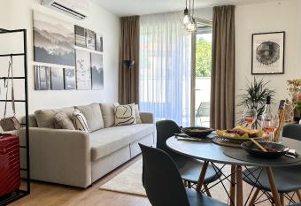 Linden Apartman Sunrise 002 allows 18 year olds to book a room