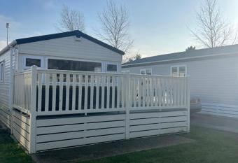 Lovely 2-Bed Cabin in Birchington has Balcony rooms