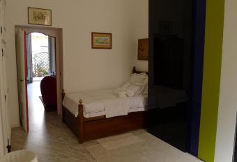 Casa dell Inno di Mameli has rooms with a private hot tub