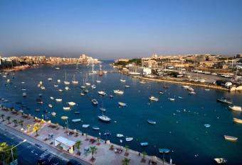 A Lovely 2 Bedroom Apt 1min walk away from the sea allows 18 year olds to book a room