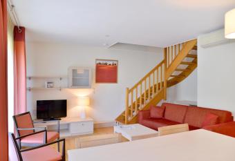 Adonis Divonne-Les-Bains R  sidence Du Lac allows 18 year olds to book a room