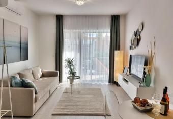 Linden Apartman Sunset 104 allows 18 year olds to book a room