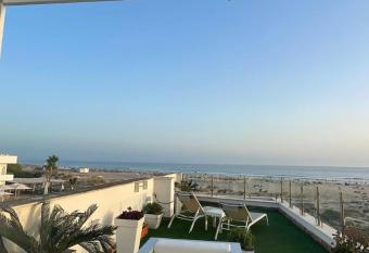 Puro mar ZahAra de los atunes allows 18 year olds to book a room