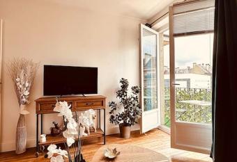 Le Petit Bijou allows 18 year olds to book a room