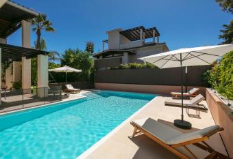 Villa Ana has rooms with a private hot tub