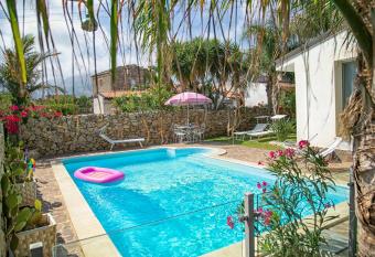 villa Manzella piscina privata has Balcony rooms