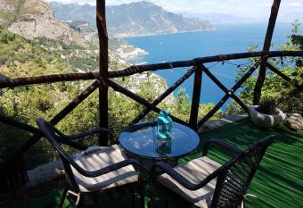 La Casetta Nel Bosco, Amalfi allows 18 year olds to book a room