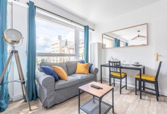 L Avenue 23 allows 18 year olds to book a room