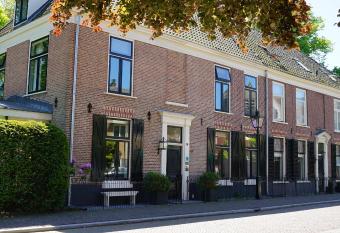 Room One-Twenty-One has Balcony rooms