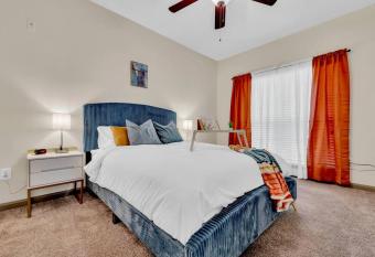 Hidden Gem close to the airport & Truist Park. has rooms with a private hot tub