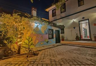 Garden Palace Boutique Hotel allows 18 year olds to book a room