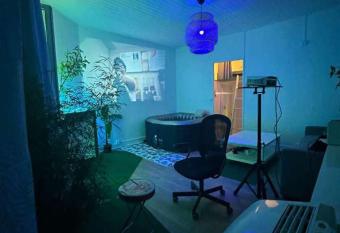 Un jacuzzi a Bordeaux has rooms with a private hot tub