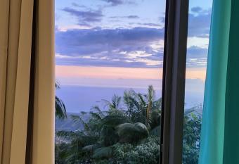 Au Doux Refuge 2 has rooms with a private hot tub