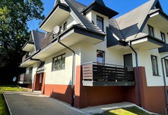 Apartament przy Szymoszkowej has rooms with a private hot tub