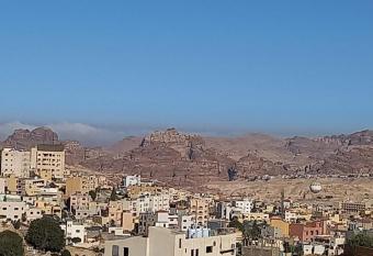 Petra Gardens has rooms with a private hot tub