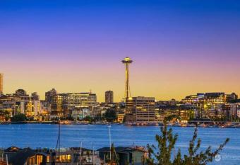 The Queen of Eastlake Ave has Balcony rooms