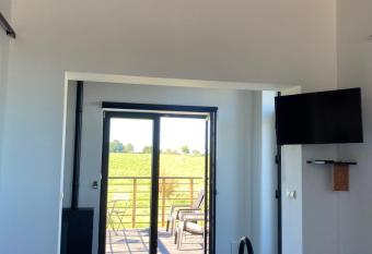 Au p tit cachot (G  te insolite) has Balcony rooms